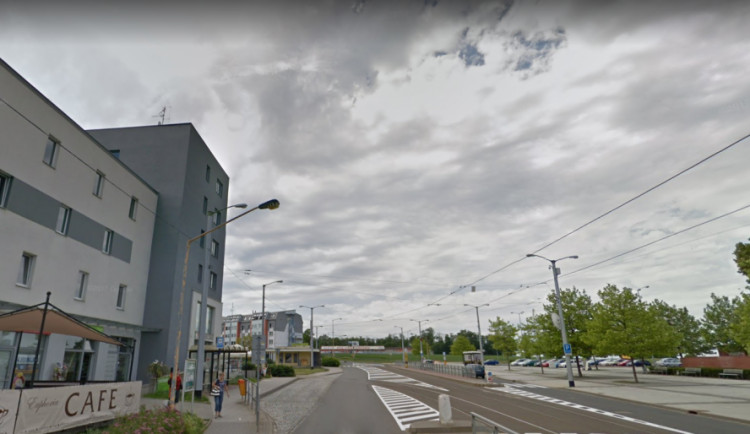 Žena volala o pomoc, napadl ji vlastní syn. Kvůli jeho problému s alkoholem ho odmítla vzít k sobě domů