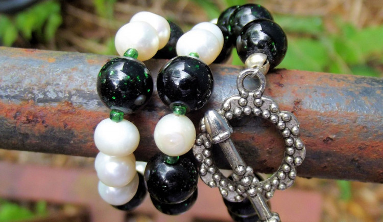 Opilá žena z nádraží, která skončila na záchytce, ji po probuzení nechtěla opustit. Nemohla najít svůj amulet