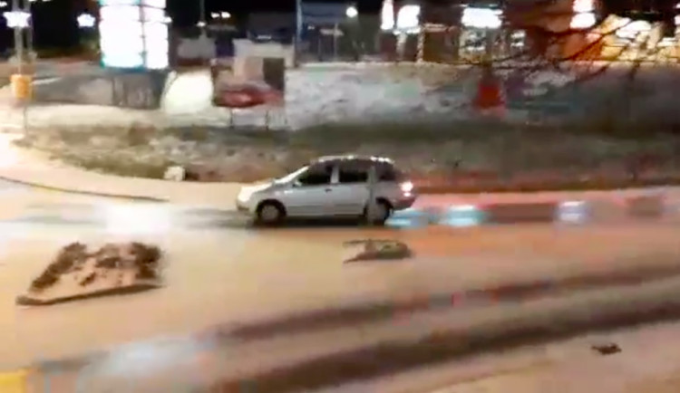 VIDEO: Brzdy k ničemu. Svědkové natočili auto, které nemělo na kruháči na Horním lánu šanci