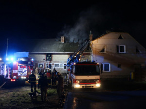 FOTO/VIDEO: Ve Střeni hořela střecha rodinného domu a přístavba, kde bylo uskladněno seno