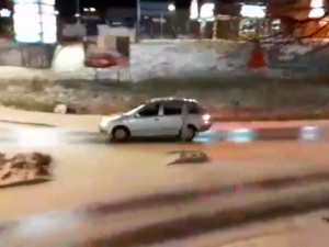 VIDEO: Brzdy k ničemu. Svědkové natočili auto, které nemělo na kruháči na Horním lánu šanci