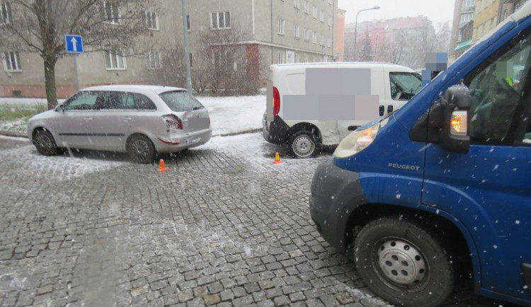 Řidič náklaďáku nedal v křižovatce přednost. Výsledkem byla srážka tří aut