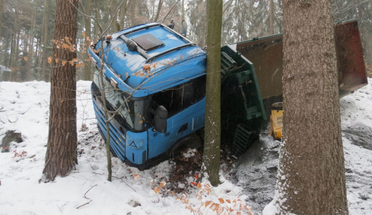 FOTO: Řidič nákladního auta nezvládl řízení, skončil v lesním porostu