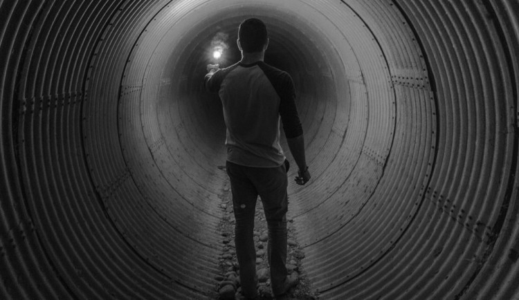 Muž převlečený za ženu se schovával před policií v kanále čtrnáct hodin. Chtěl se vyhnout nástupu do vězení