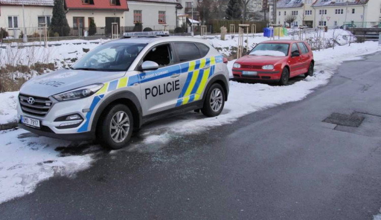 FOTO: Mladík bezdůvodně zaútočil na policistu, který seděl v autě. Na služebně pak prokopl dveře