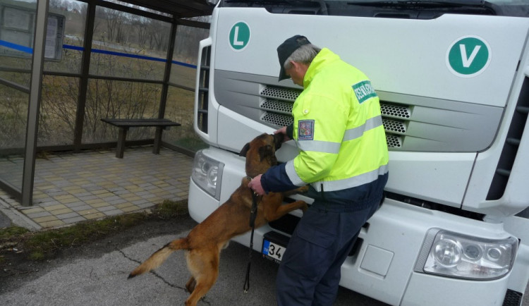 Celníci zajistili v Olomouci cisternu s nezdaněným lihem. Měla polskou poznávací značku