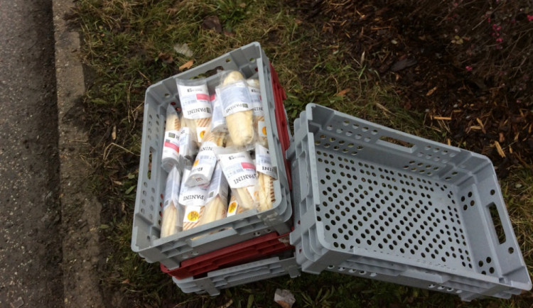 Na křižovatce I. P. Pavlova a Hraniční ulice se vysypaly z náklaďáku bedny s pečivem