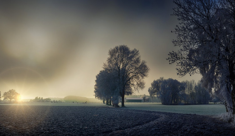 POČASÍ NA SOBOTU: Skoro jasno a během dne bude přibývat oblačnosti