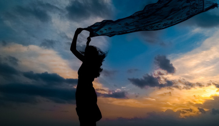 POČASÍ NA NEDĚLI: Oblačná obloha se postupně vyjasní a povane slabý vítr