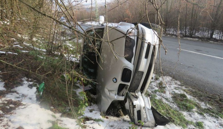 Řidič jel rychle po namrzlé silnici a dostal smyk. Naboural do veřejného osvětlení s obecním radarem