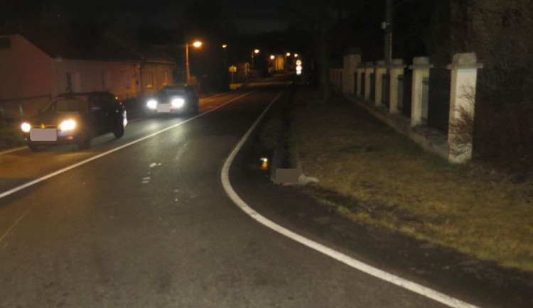 Policie hledá svědky dopravní nehody, při které řidič srazil seniora. Neposkytl mu první pomoc a ujel