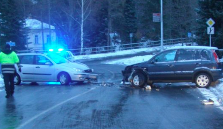 Dopravní nehoda dvou vozidel zablokovala provoz na téměř dvě hodiny