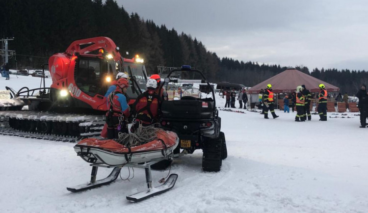 FOTO: Strom spadl na lanovku. Při evakuaci lyžařů pomáhaly dva vrtulníky i olomoučtí hasiči