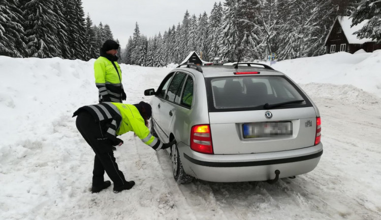 Policisté se v rámci dopravně bezpečnostní akce zaměřili na kontrolu zimní výbavy