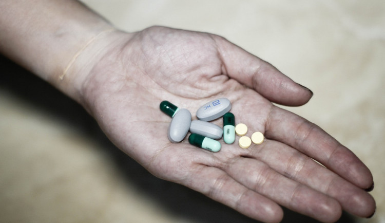 Muž poslal své manželce fotku prášků, které spolykal a zapil je alkoholem. Důvodem byl jejich rozchod