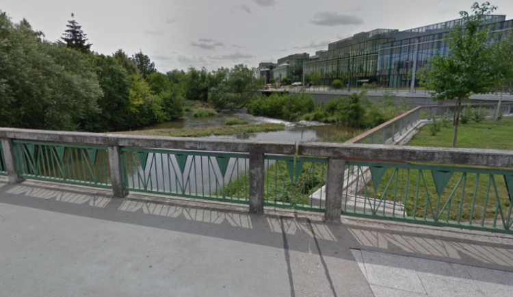 Opilý muž spadl do Mlýnského potoka a nedařilo se mu z něj dostat. Navíc mu proud odnesl batoh