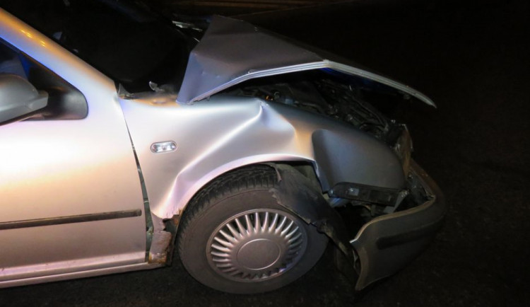 Řidič nedal přednost při odbočování na Velkomoravskou ulici. Zranil dva lidi v projíždějícím autě