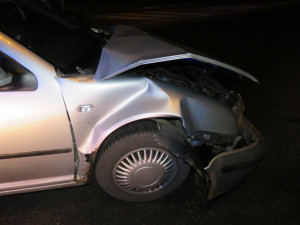 Řidič nedal přednost při odbočování na Velkomoravskou ulici. Zranil dva lidi v projíždějícím autě