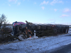 Řidič kamionu, který převážel klády, se nevěnoval řízení. Skončil v příkopu