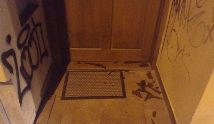 Opilý dredař údajně poškodil vchodové dveře, zatímco se na ulici hádal s lidmi. Putoval na záchytku