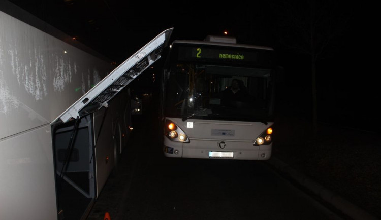 Řidič narazil autobusem do dveří zavazadlového prostoru jiného autobusu. Bude se zkoumat, kdo je na vině