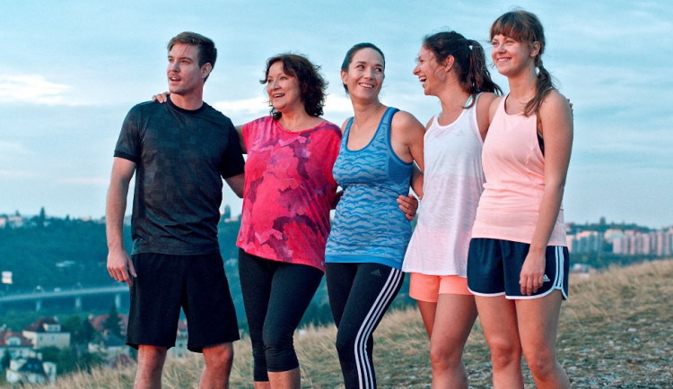 RECENZE: Pokud je pro vás běh sprosté slovo a chcete se upřímně zasmát, zajděte na Ženy v běhu