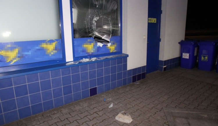 Muž se vloupal na benzínku, ze které ukradl cigarety.  Policejní pes je našel v kufru auta