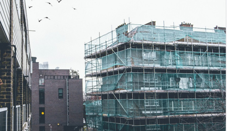 Muž, který boural balkon na domě, spadl z lešení vysokého čtyři metry