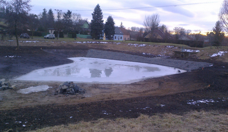 Mělká tůň, která vznikla vyhloubením suchého poldru, bude v případě povodní zachytávat vodu