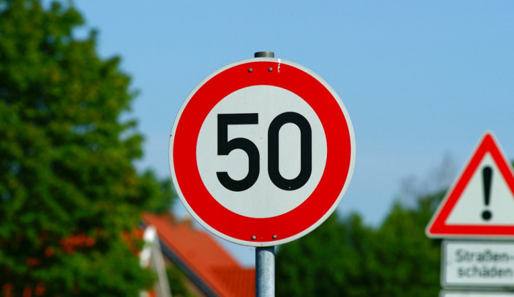 Řidič řídil pod vlivem a překročil povolenou rychlost v obci. Přišel o řidičák