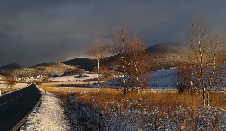 POČASÍ NA PÁTEK: Dnes bude místy sněžit a oblačnost se během dne protrhá