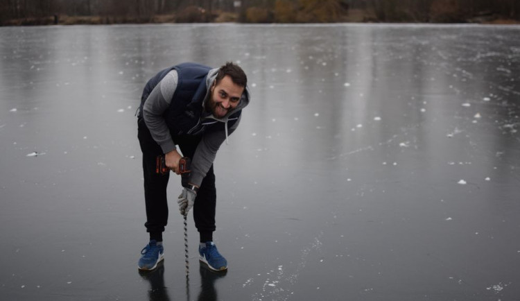 FOTO/VIDEO: Měřili jsme tloušťku ledu na Poděbradech. O víkendu by mělo být bruslení bezpečné