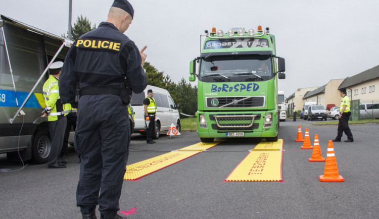 Přetížená auta odhalí vysokorychlostní váhy. Olomoucký kraj tak chce ochránit silnice