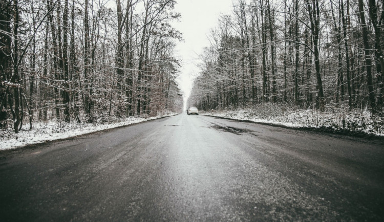 Po nočních přeháňkách pokrývá silnice v Olomouckém kraji sníh. Místy se může tvořit náledí