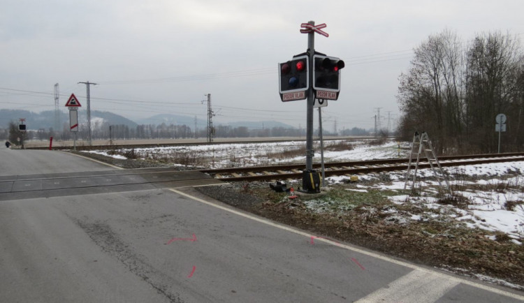 Policie hledá řidiče a případné svědky dopravní nehody, při které došlo k poškození signalizace u přejezdu