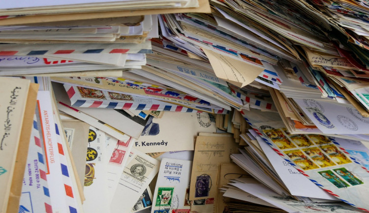 Pošťačka doručila do firmy obálku, která se vrátila z Thajska. Uvnitř byla sušená hmota zelené barvy