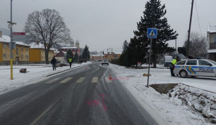 Řidič se plně nevěnoval řízení a nedal přednost seniorovi, který přecházel přes přechod. Srazil ho