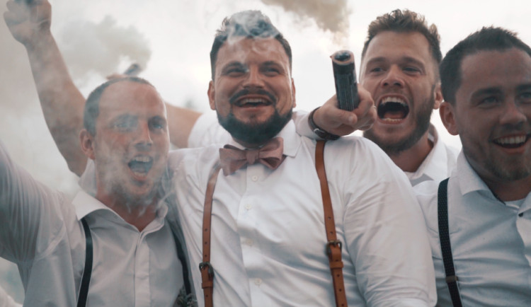 VIDEO: Snažím se splynout s hosty svatby, pak vzniknou nejlepší záběry, říká tvůrce svatebních videí Martin Tellinger