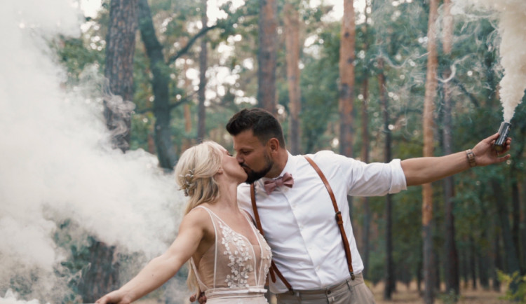 VIDEO: Snažím se splynout s hosty svatby, pak vzniknou nejlepší záběry, říká tvůrce svatebních videí Martin Tellinger