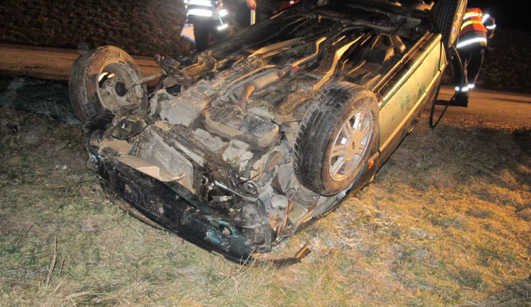 Opilá žena při nehodě otočila auto na střechu. Pití alkoholu nepřiznala a nepředložila řidičák