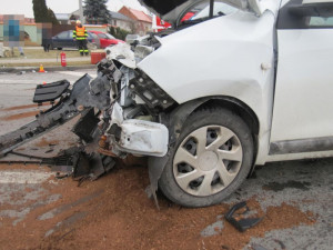 Řidička vjela na hlavní silnici, kudy projíždělo auto. Ona i její sedmiletý spolujezdec skončili v nemocnici