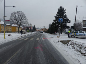 Řidič se plně nevěnoval řízení a nedal přednost seniorovi, který přecházel přes přechod. Srazil ho