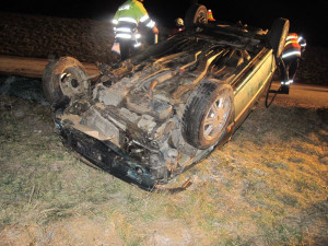 Opilá žena při nehodě otočila auto na střechu. Pití alkoholu nepřiznala a nepředložila řidičák