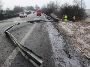 FOTO: Dálnici na Vyškov zablokoval kamion. Řidič nadýchal přes tři promile