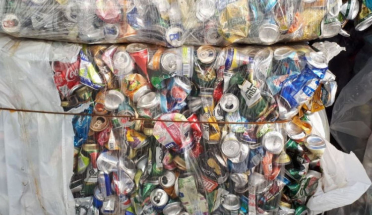 V Jeseníku můžete do kontejnerů na plasty házet i plech. K třídění dojde až na lince