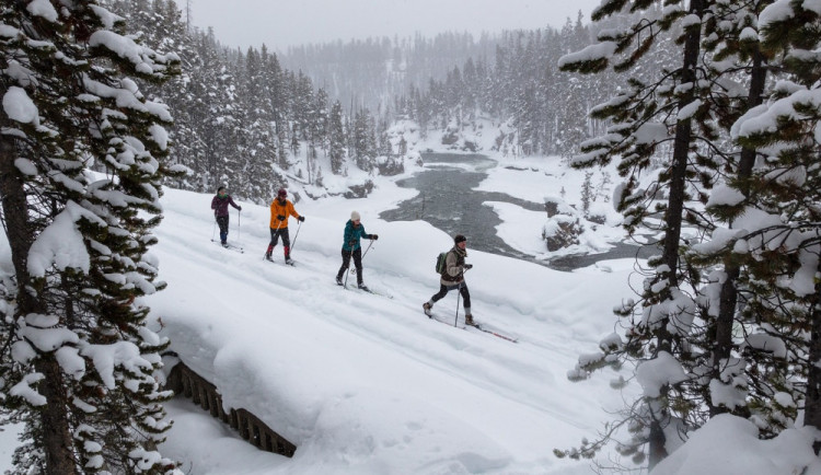 O víkendu byly sjezdovky v Jeseníkách plné lyžařů i navzdory nepříznivému počasí