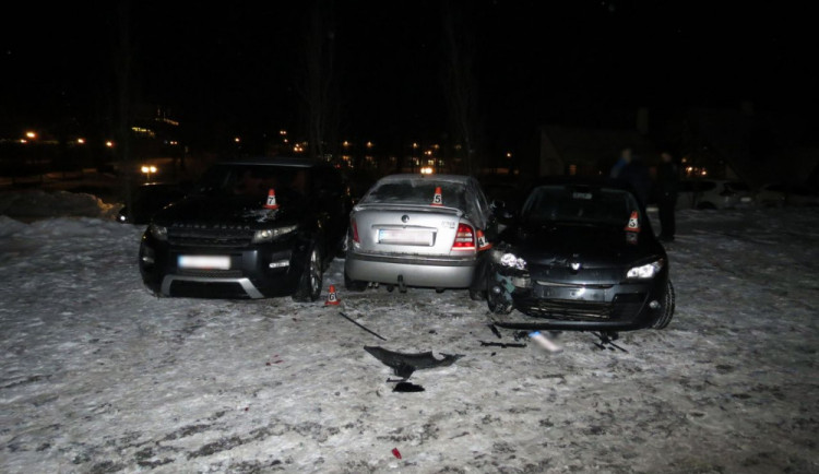 Chodec se pořádně nerozhlédl a vstoupil na silnici. Řidič strhl volant, aby se mu vyhnul a ve smyku naboural