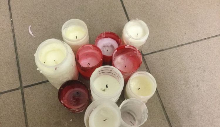 VIDEO: Zloděj kradl na neředínském hřbitově svíčky. Podařilo se ho dopadnout díky kamerovému systému