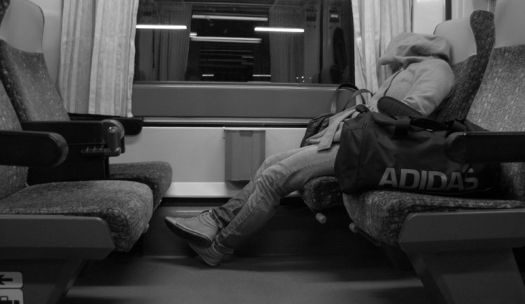 Cizinec usnul ve vlaku a mezitím ho pohotový zloděj okradl. Přišel o iPhone, doklady i platební kartu