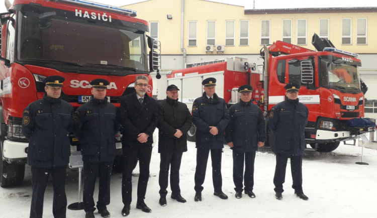 FOTO/VIDEO: Olomoučtí profesionální hasiči dostali novou techniku